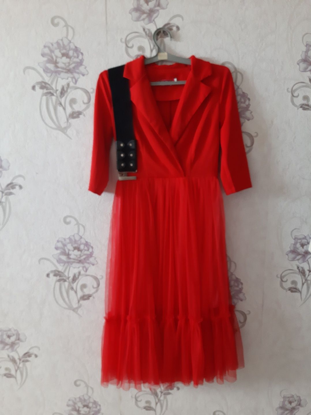 Почти новое красное платье