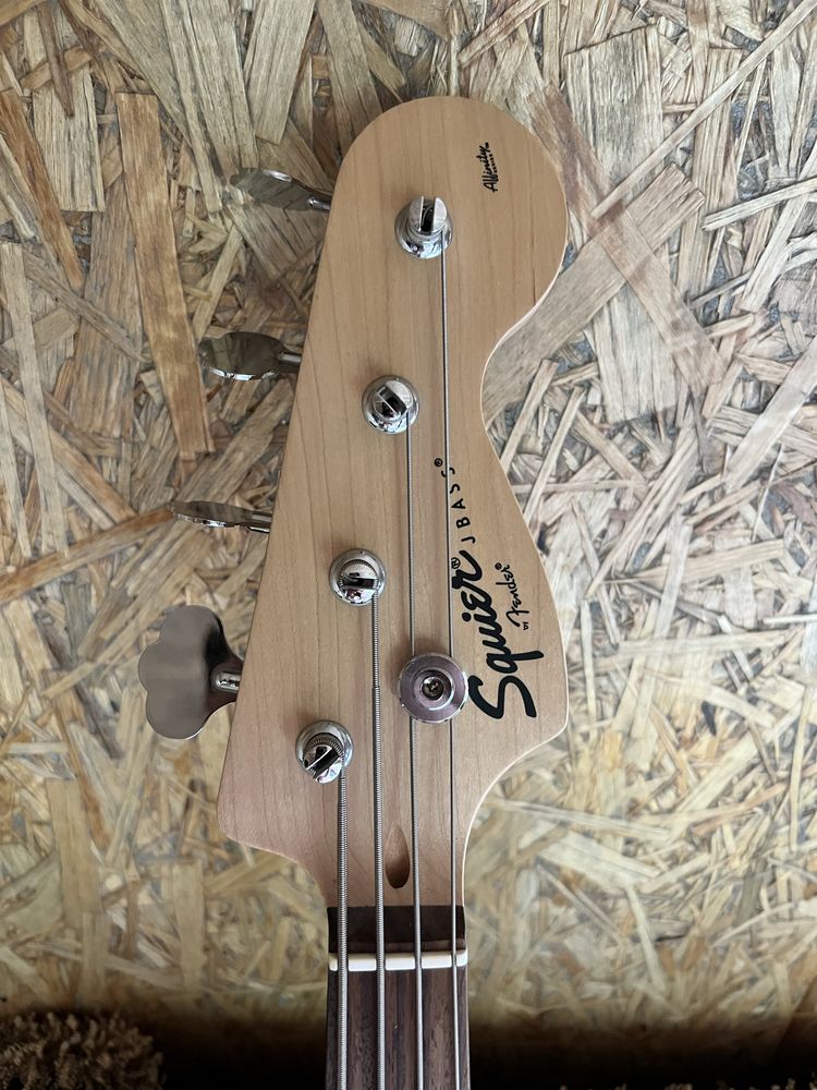 бас гитара fender squier