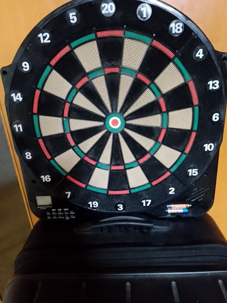 Vând tabla darts cu săgeți