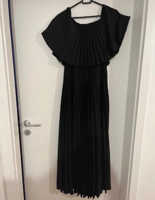 Rochie lunga, neagra, cu umerii goi
