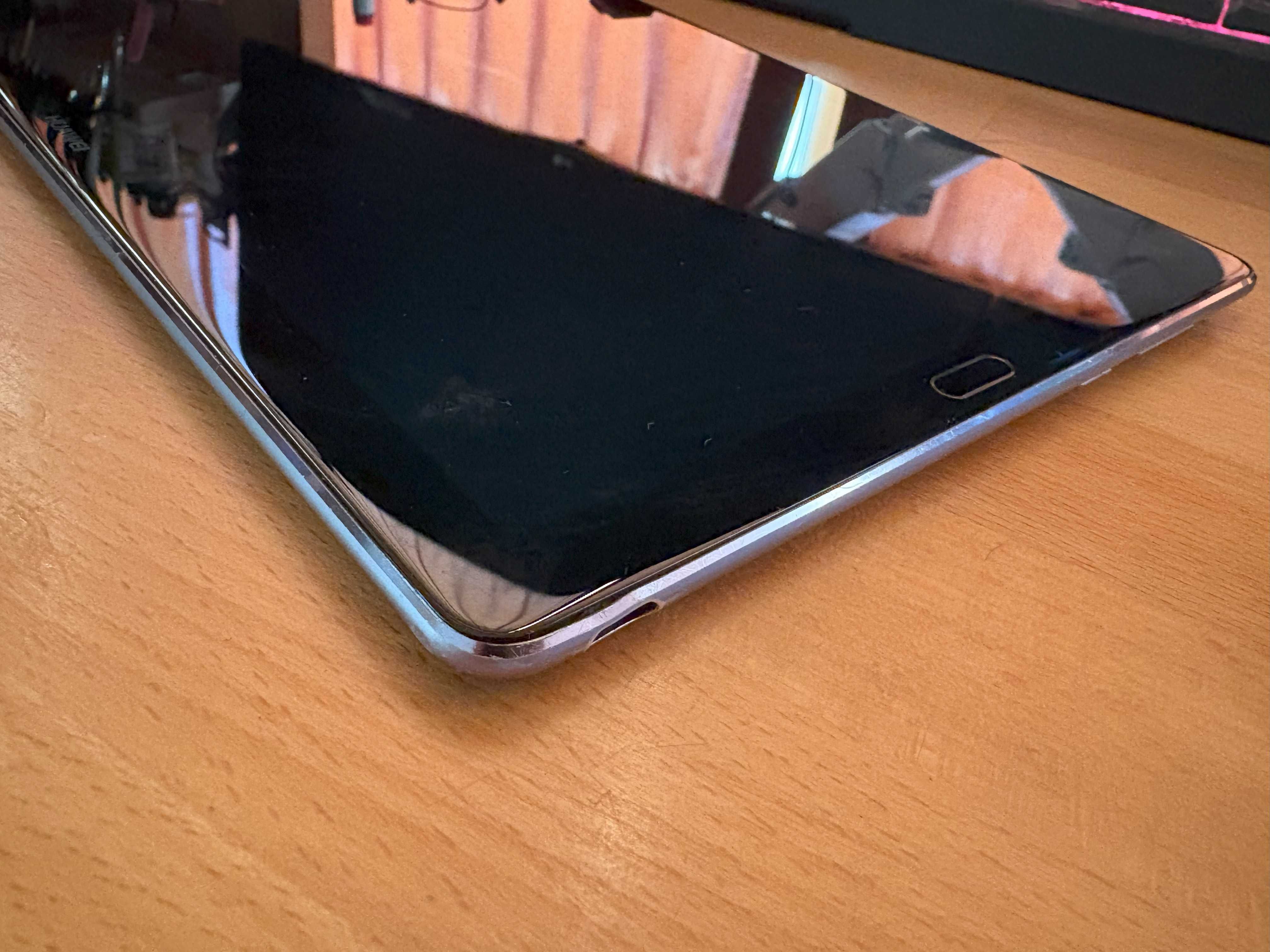 Таблет Huawei MediaPad M5 + кейс с клавиатура