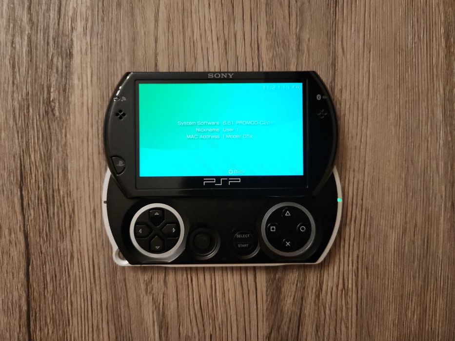 PlayStation Portabil (PSP) Go (N1001) - ca nou, modat, cu card de 8GB