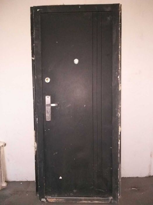 Продаётся дверь входная