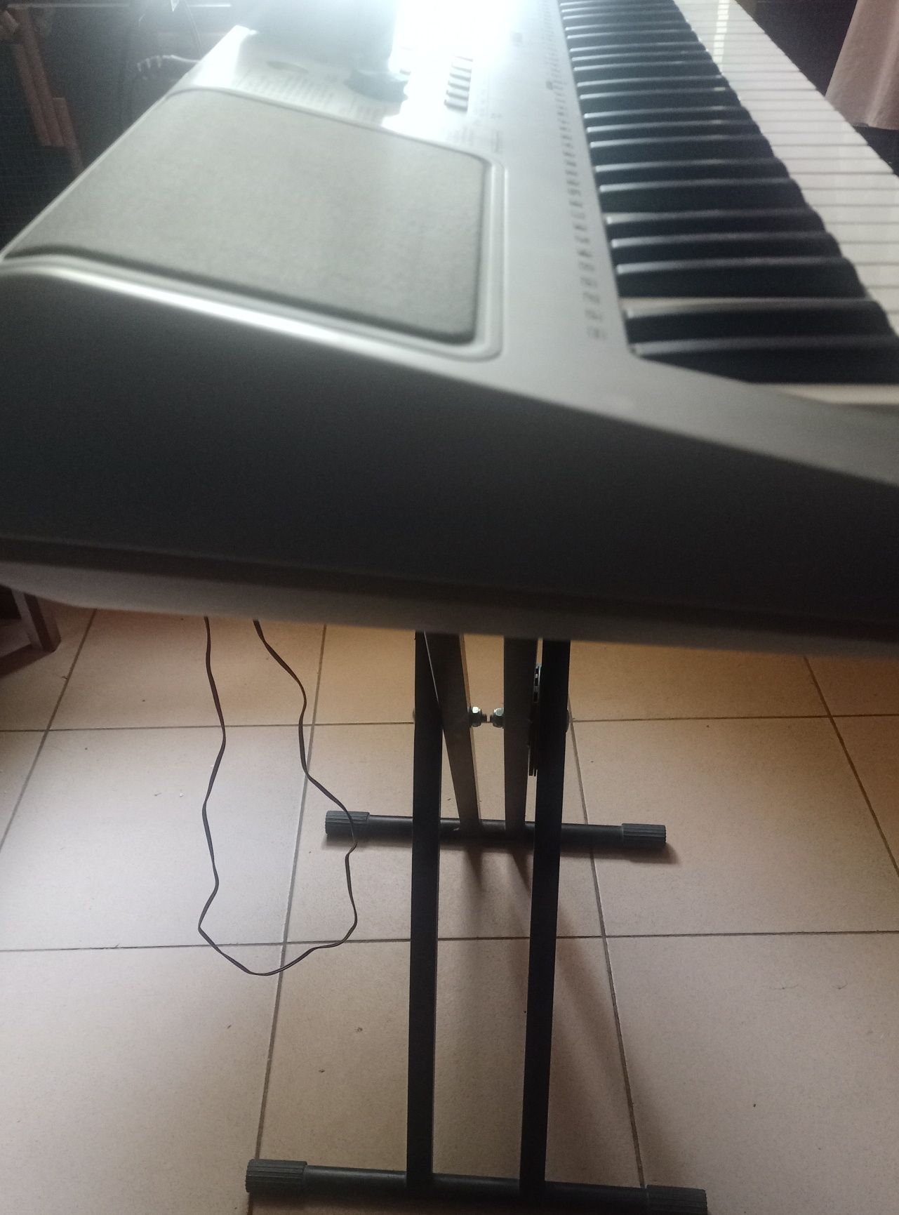Продаю оркестратор Yamaha YPT-370  со стойкой есть коробка