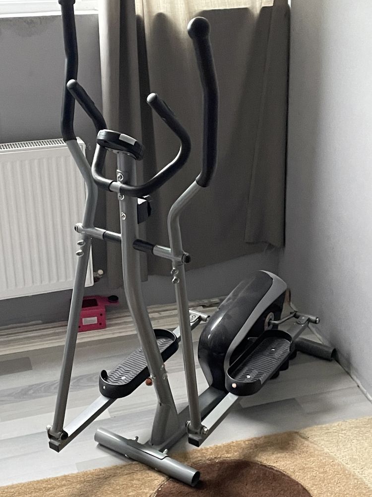 Vând bicicleta eliptica HouseFit