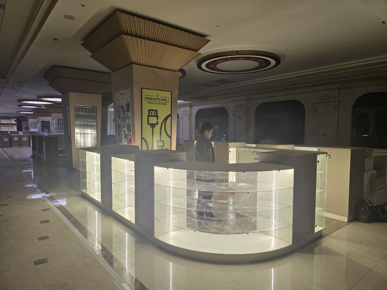 Продается готовая мебель в торговом центрe High town