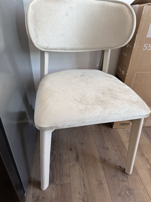 Продава се кухненска маса с столове