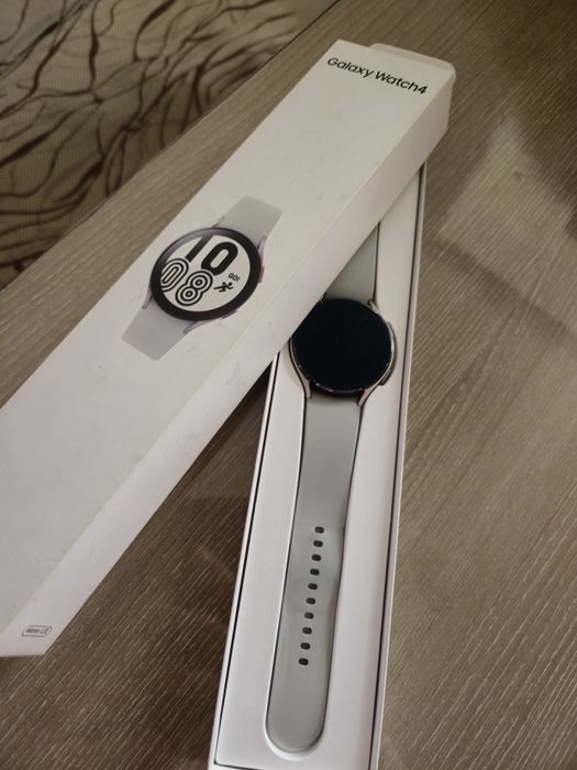 Два часовника Samsung Watch 4