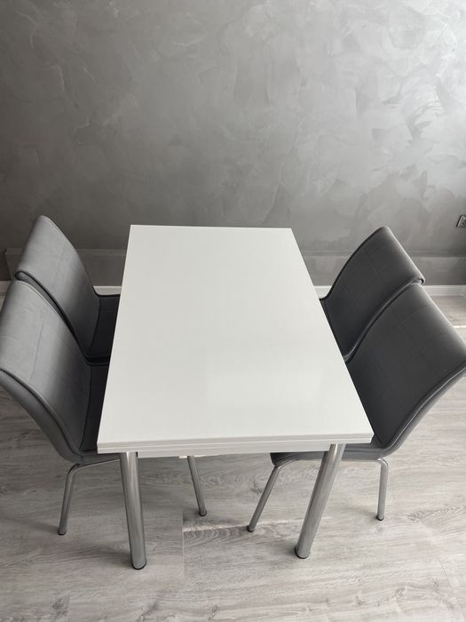 Разтегателна маса със столове