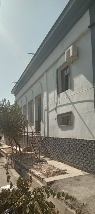 Nazarbek grant oldida kochda xovli sotiladi srochna 4 xona 1.5 sotik