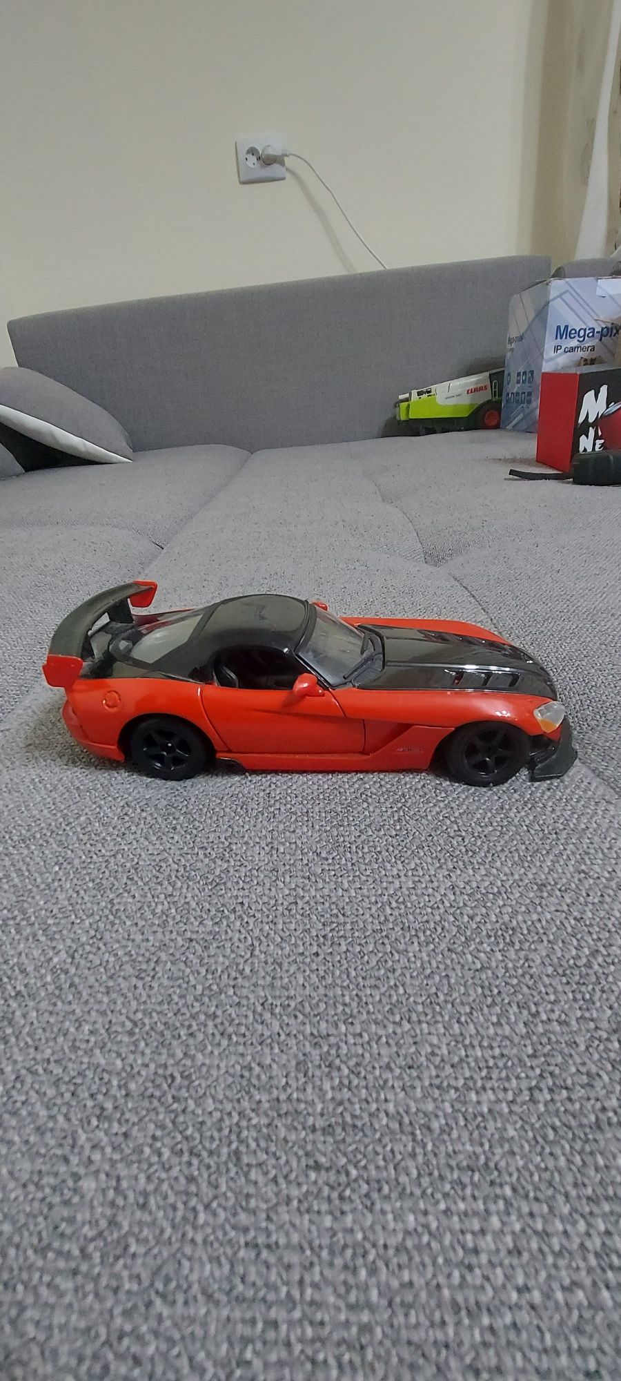 VÎND MACHETĂ DODGE VIPER din metal de colecție scara 1 /24