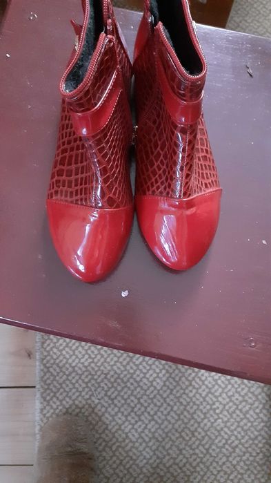 Botine rosii de lac cu blanita in interior