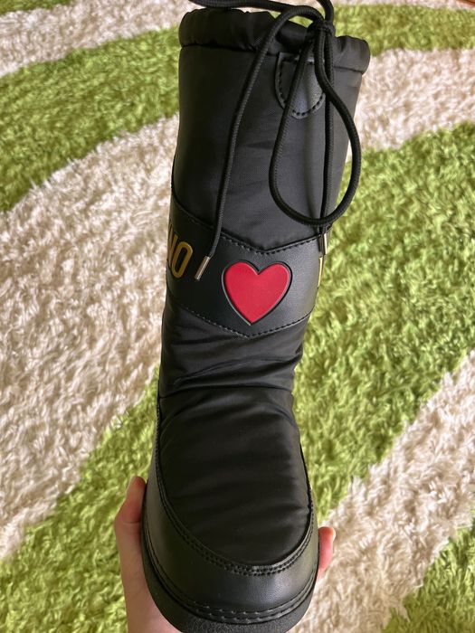 Vând cizme noi Moschino