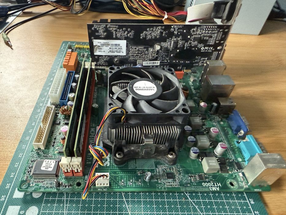 kit placa de baza AMD Phenom 2 x4 965 video 1 gb 4 gb ddr3