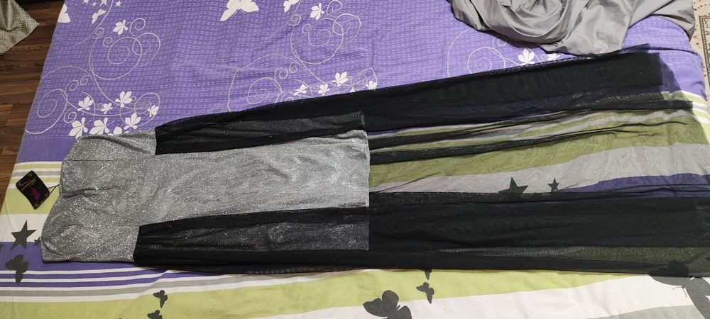 Платье вечернее, эффектное со шлейфом.