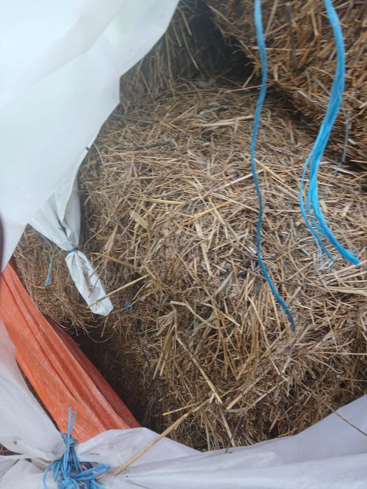 Vând lucernă cu fân