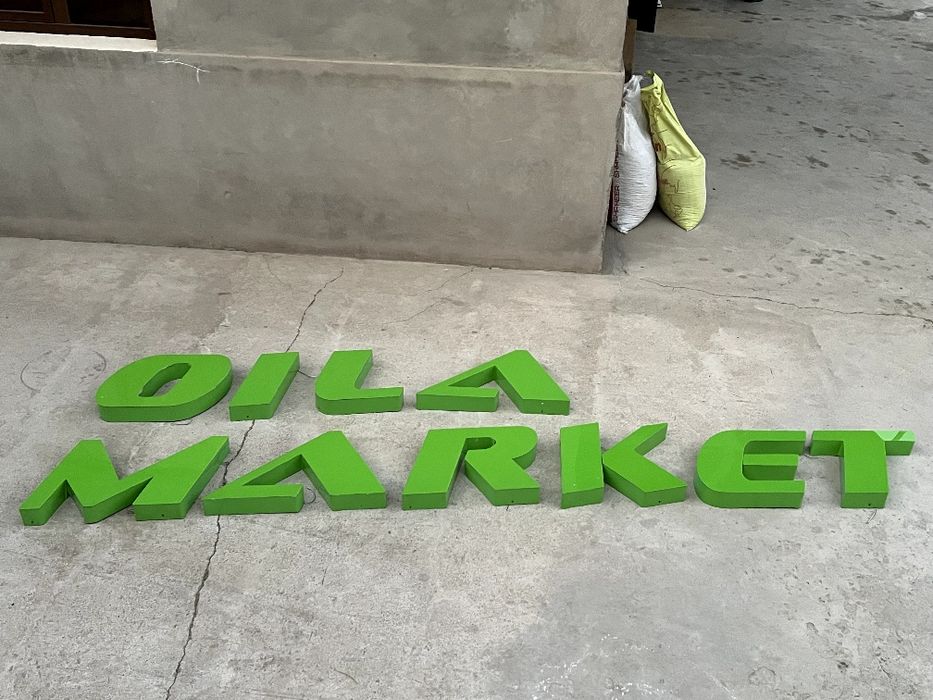 “OILA MARKET” — yoritgichli ob’yemli reklama yozuvi, tayyor holatda