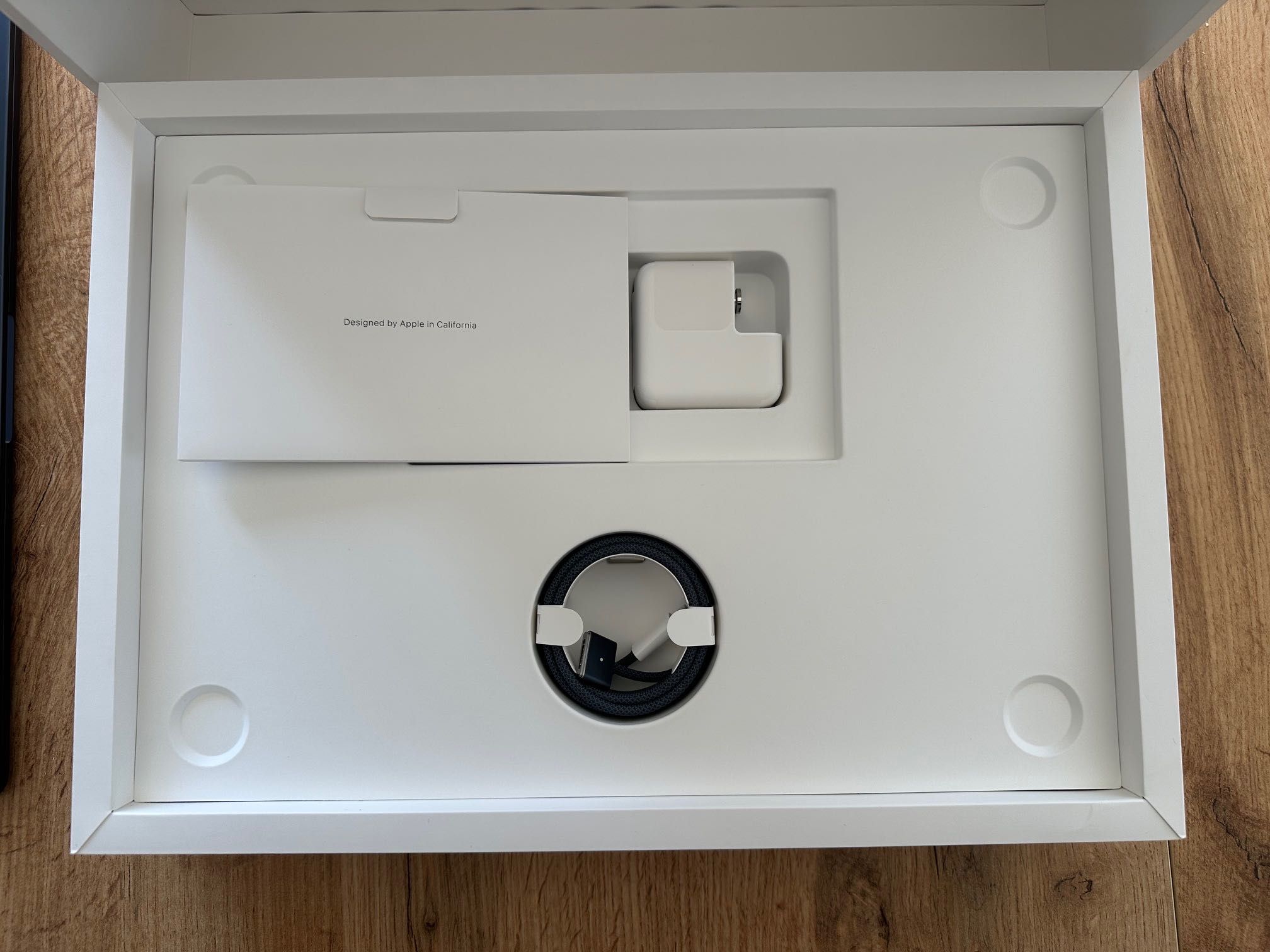 ЧИСТО НОВ MacBook Air 15" M4 Chip 10-CPU, 10-GPU, 32GB RAM, 2TB SSD
