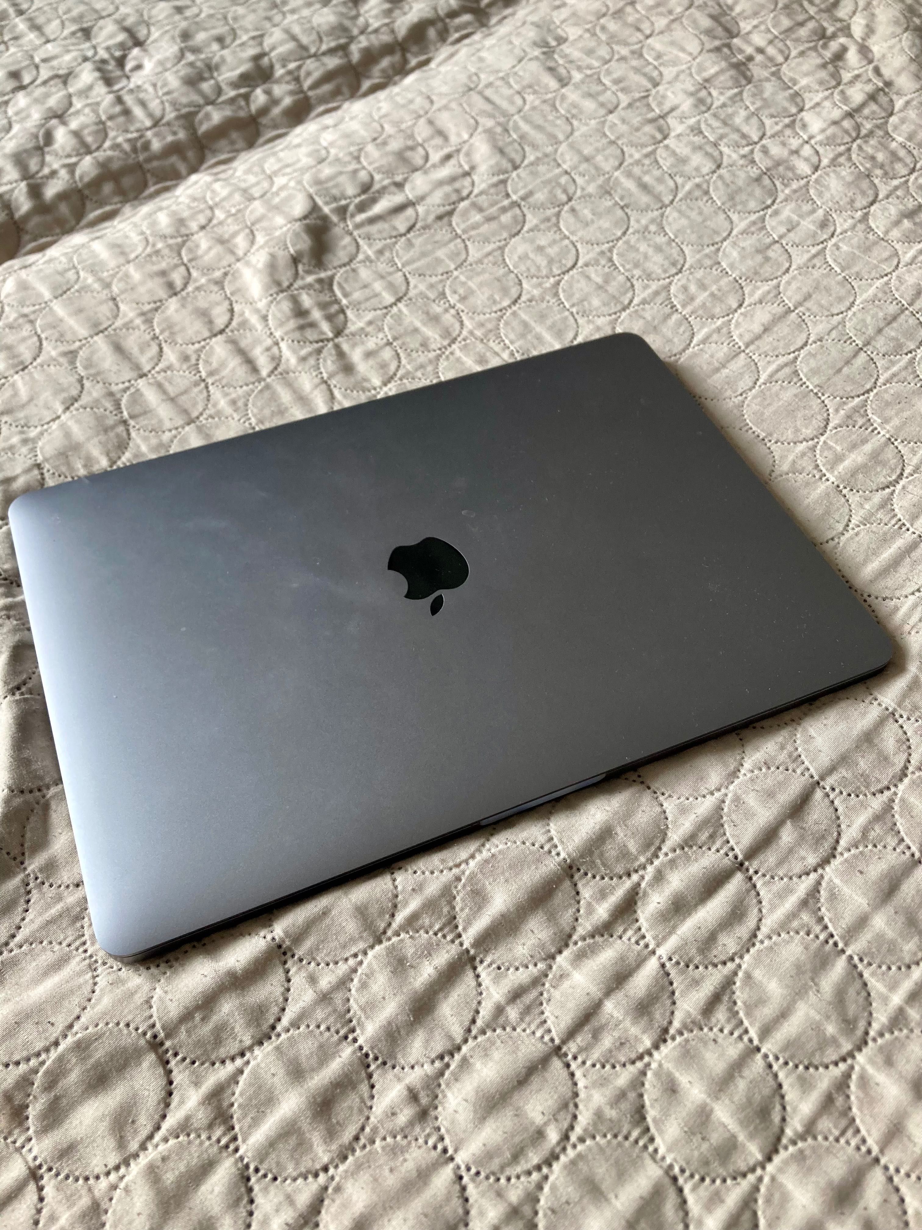 MacBook Pro 2017 13” плюс подарък чанта.