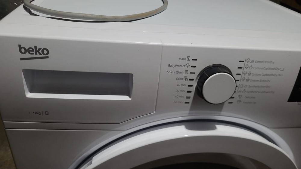 Vând uscator de rufe 9 kg, 16 programe clasa B