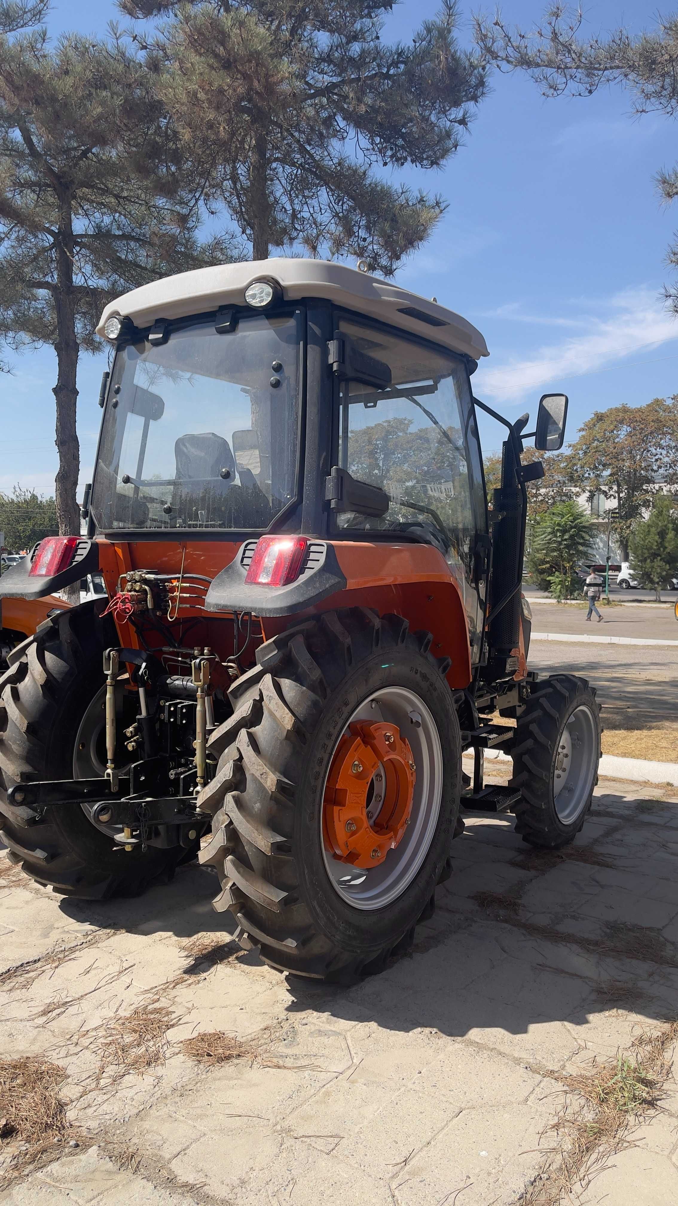 Tрактор SF 704 c кабиной