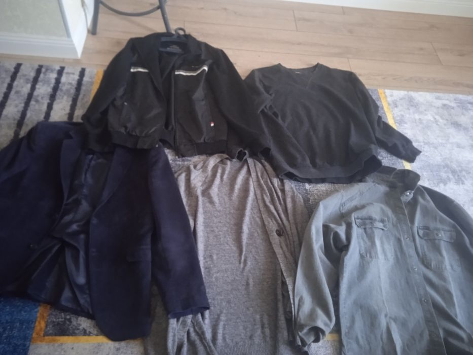 В отличном состоянии джинсовый рубашка почти новый ,пиджак ,ветровка в