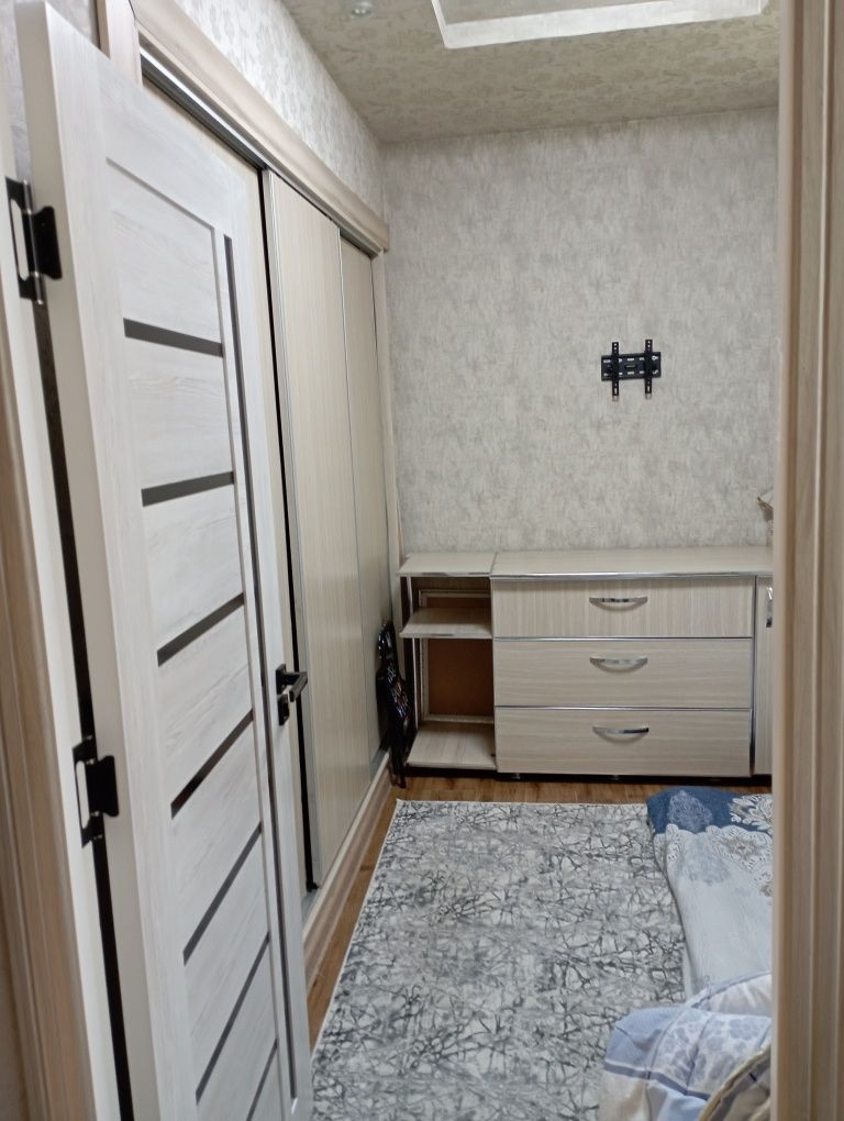 Продоется 2ком. квартира в алмазарском районе 1 этаж,  Кара камыш 2/3