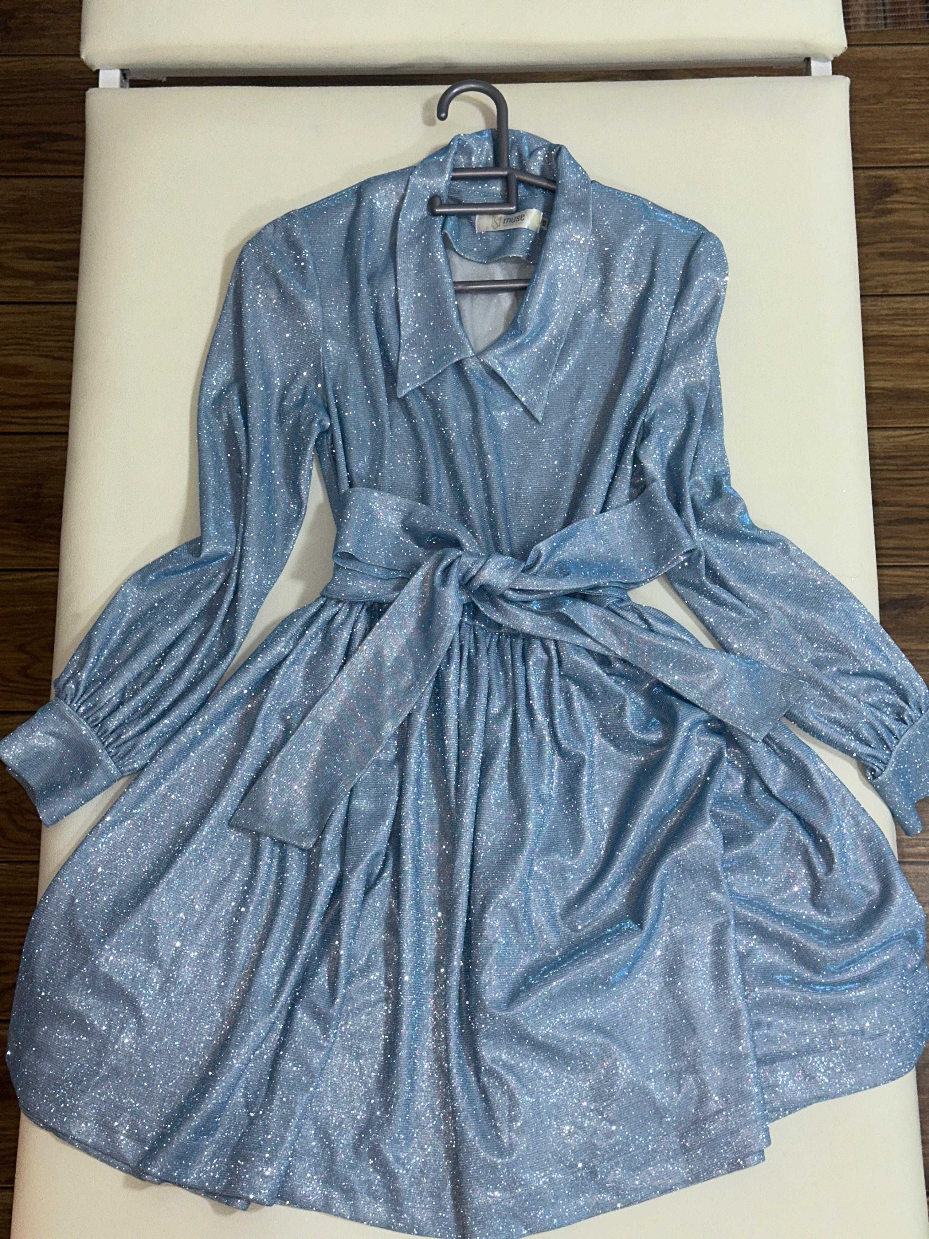 Блестящее голубое платье