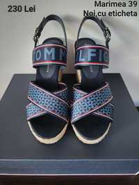 Sandale Tommy Hilfiger, noi cu eticheta