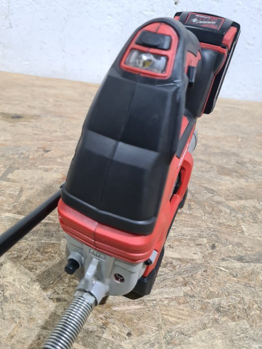 Gresor vaselina pentru utilaje agricole Milwaukee M18 GG