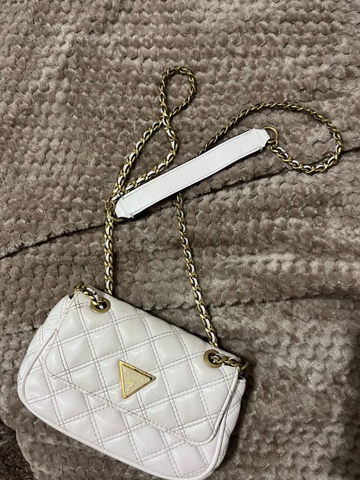 Чанта Guess запазена