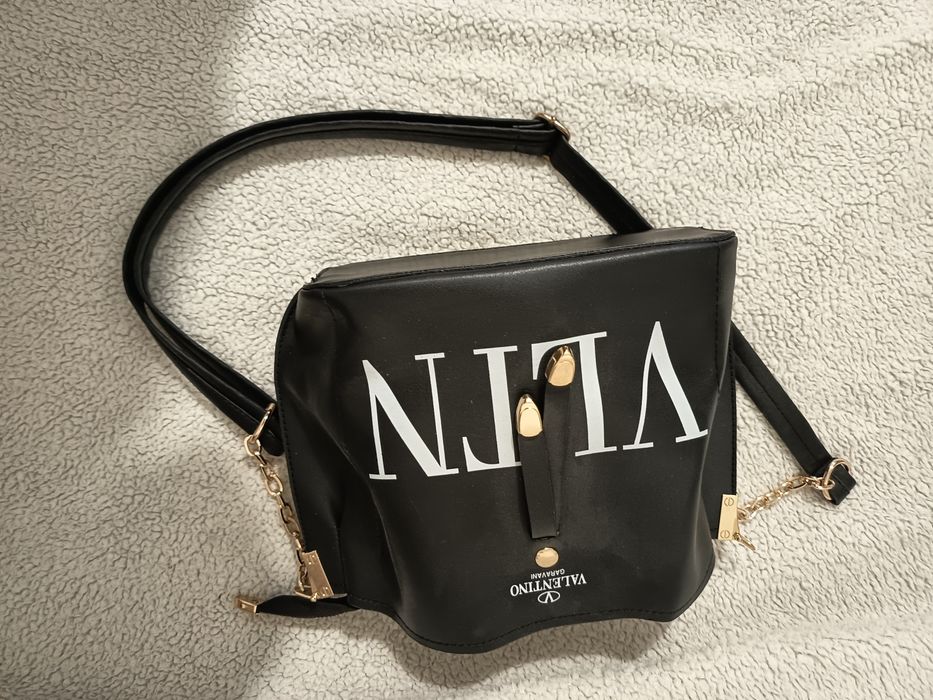 Продавам дамска маркова нова чанта 25/20 черна