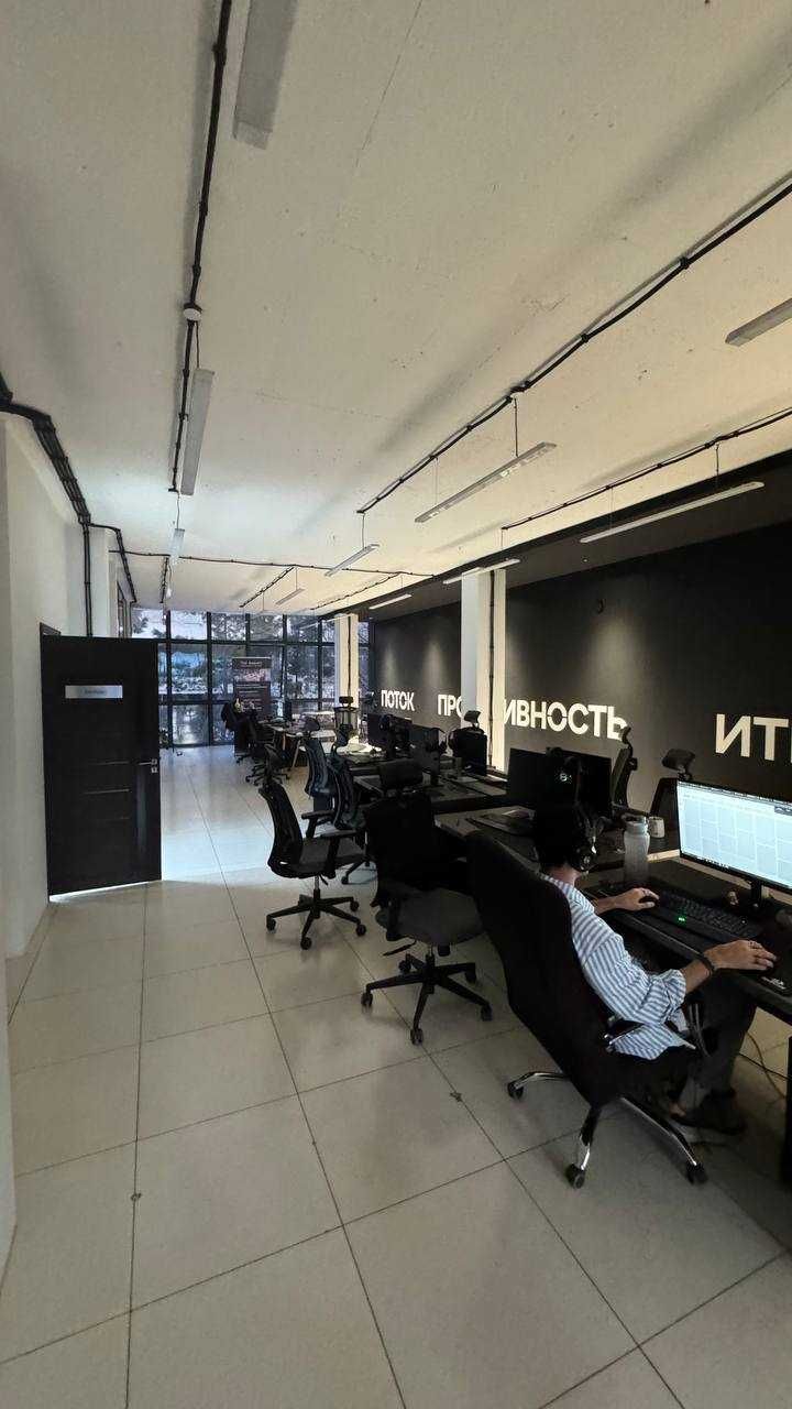 Дархан здание 3-этажа 1070 м² 3-сотки парковка на 10 машин