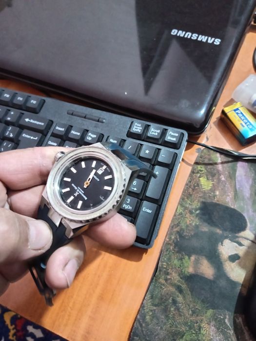 Соат бор сотилоди