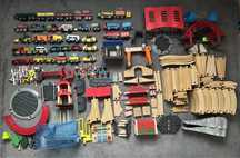 Colectie trenulete din lemn: linii, intersectii, locomotive, etc