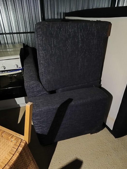 Vând 2 paturi , un colțar, un frigider și un aragaz