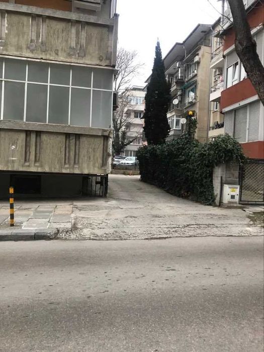 Паркомясто във вътрешен двор-Червен площад
