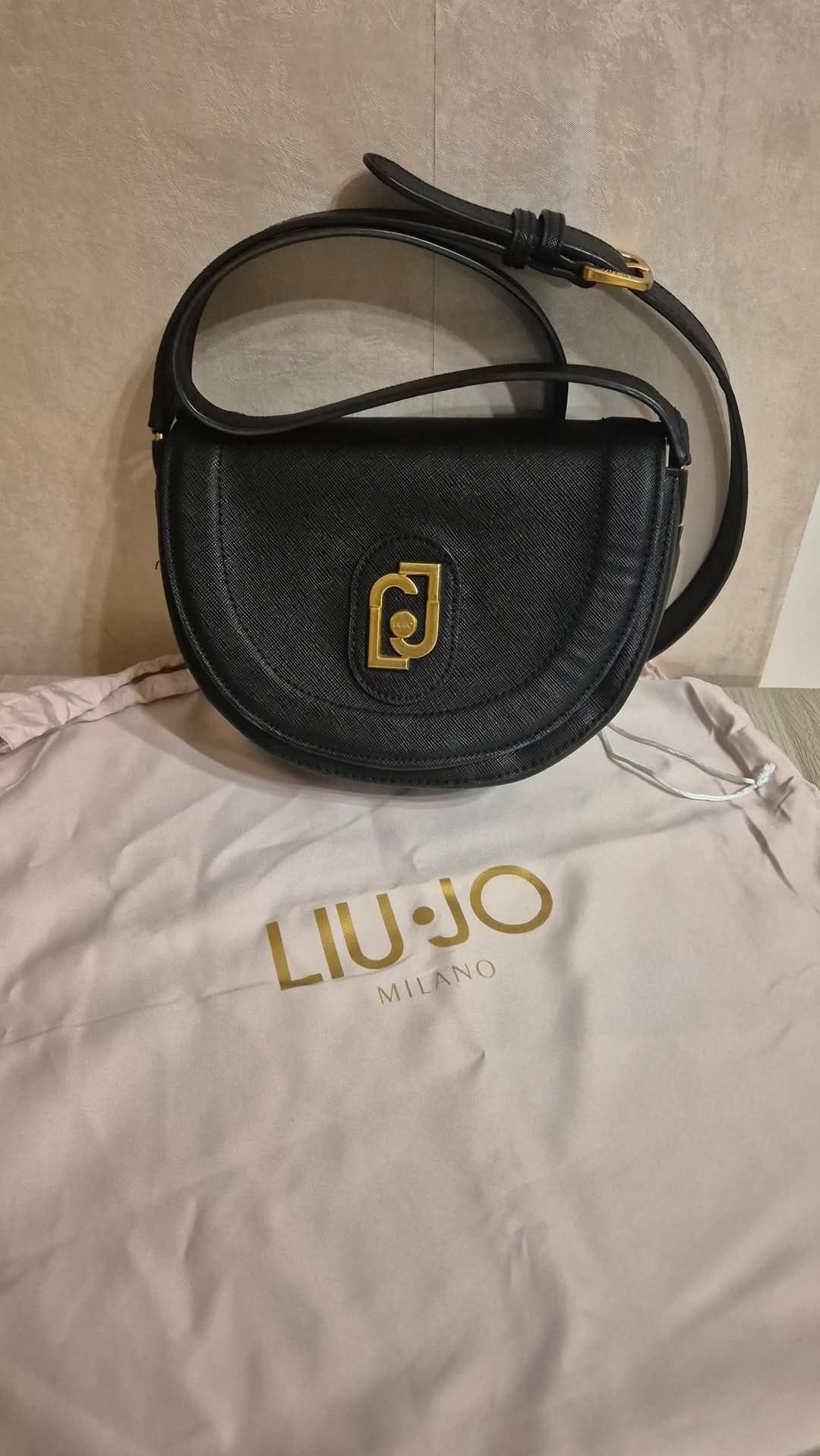 Малка черна чантичка Liu Jo 

С минимални следи