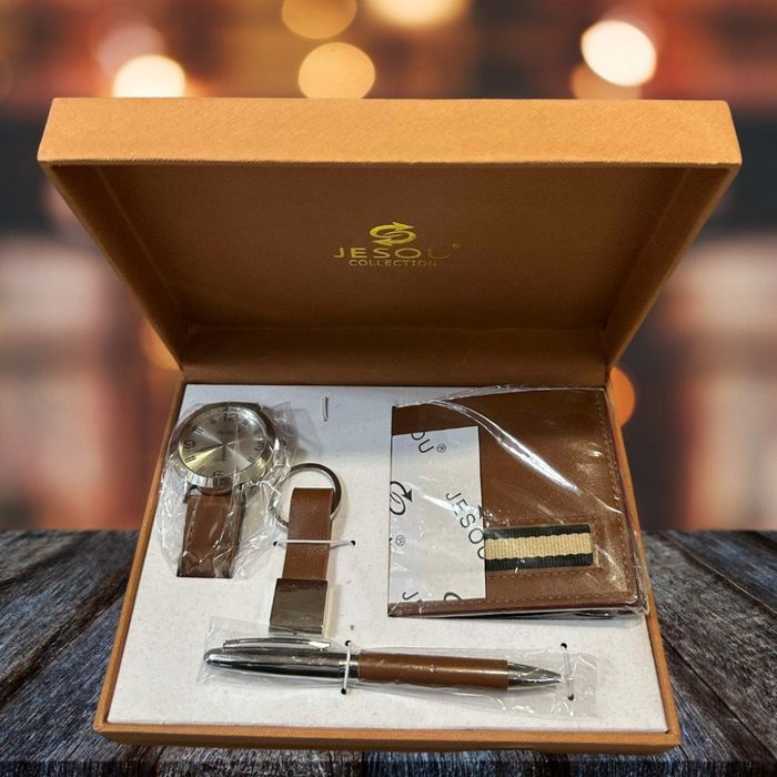 Елегантен подаръчен комплект за мъже 4 в 1
Порт