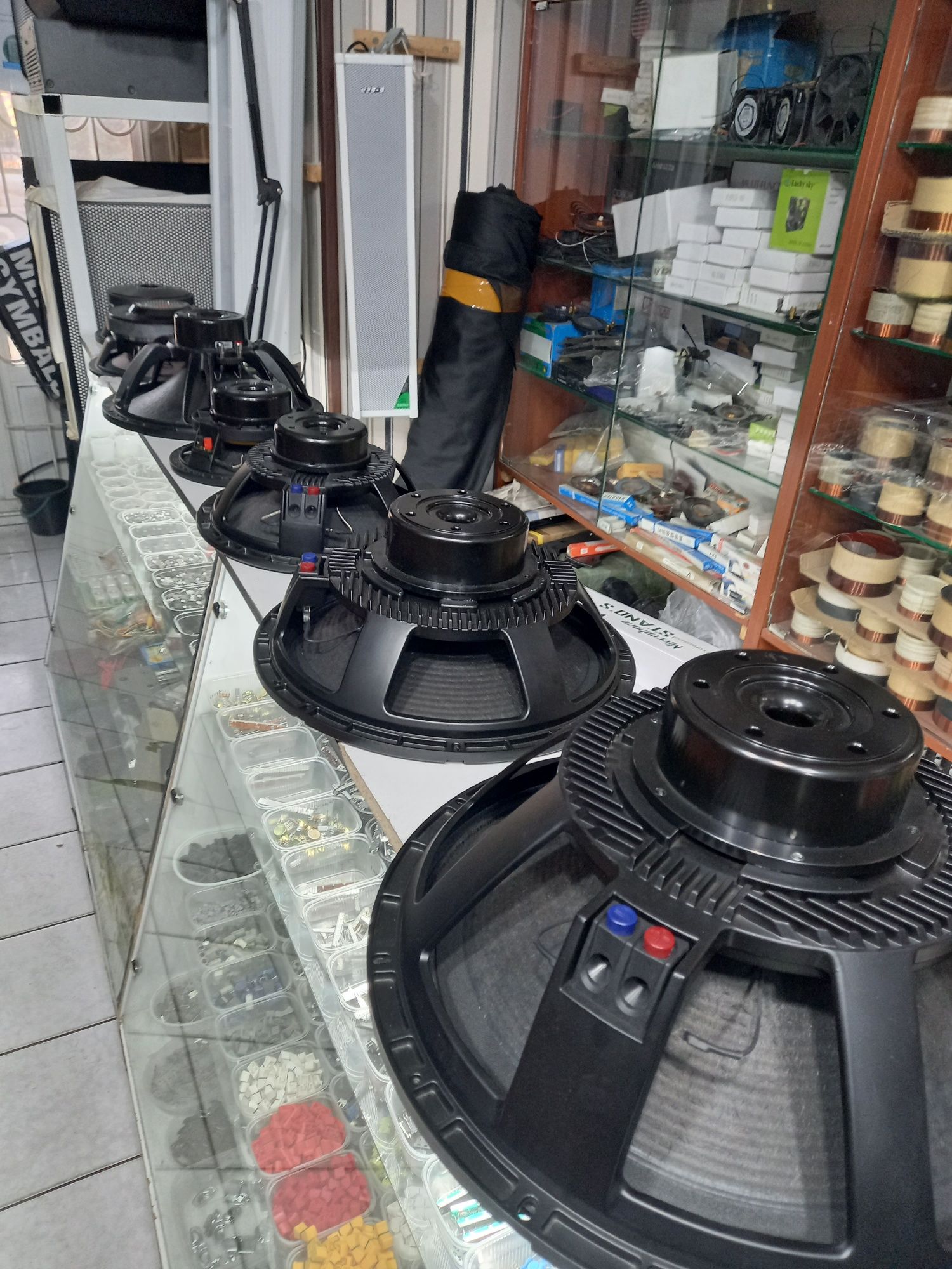 Кабель для колонок и микрофонов и комплектующие разьемы.