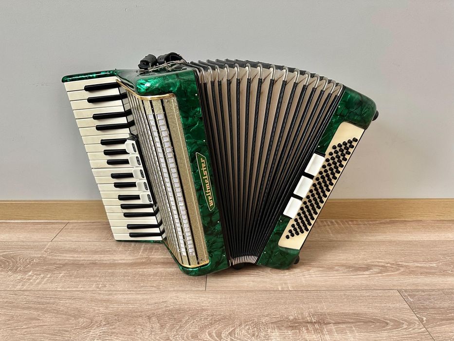 Vând urgent acordion