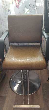 Парикмахерские кресла (2штуки) и массажная кушетка