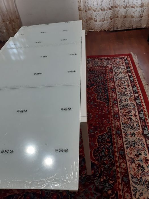 Vând  masă nouă cadru metal ,blat de sticlă