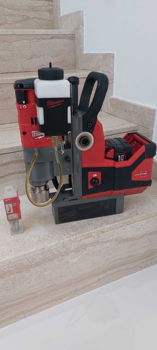 Masina de carotat cu talpa magnetică Milwaukee