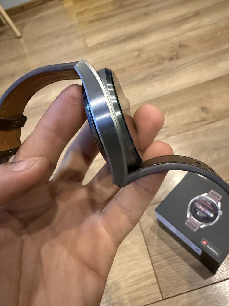 Продавам Huawei Watch 3 Pro – перфектно състояние, с кутия и документи