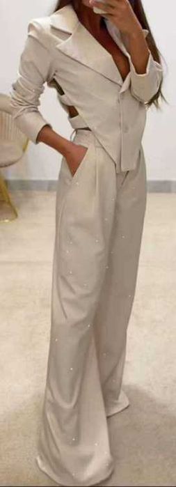 Дамски костюм с камъни