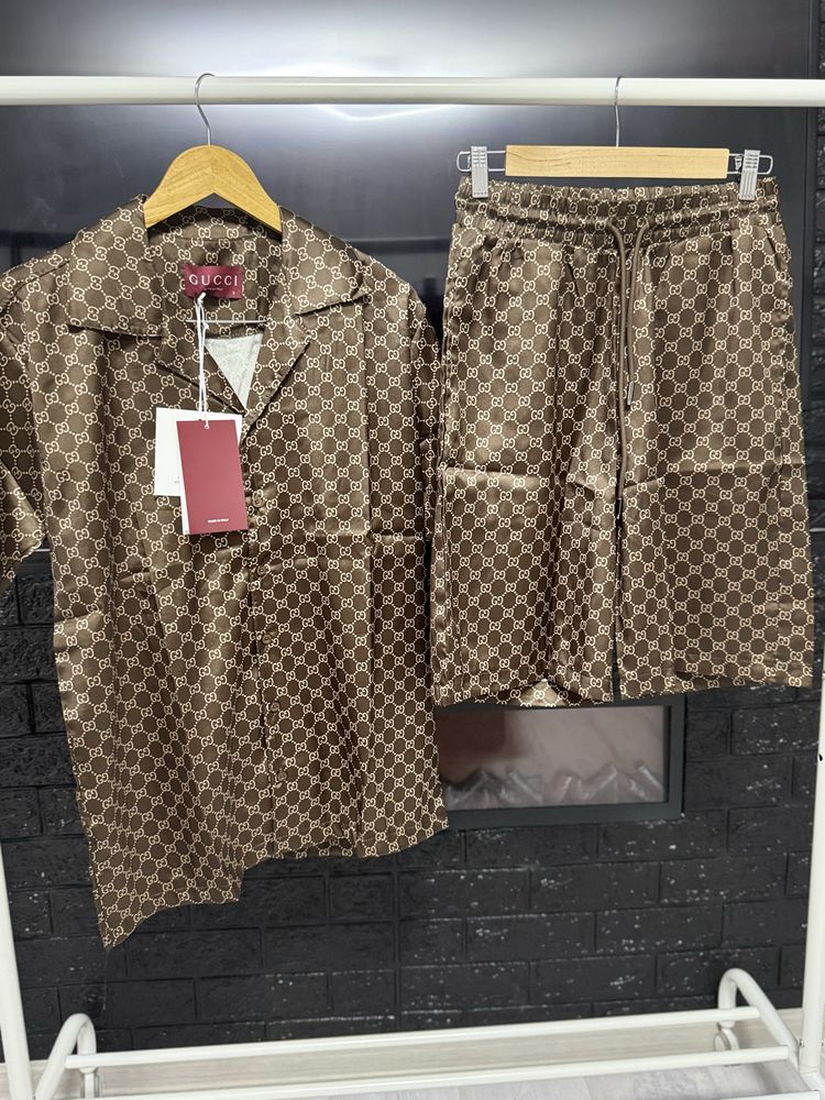 Compleu Gucci, Oversize