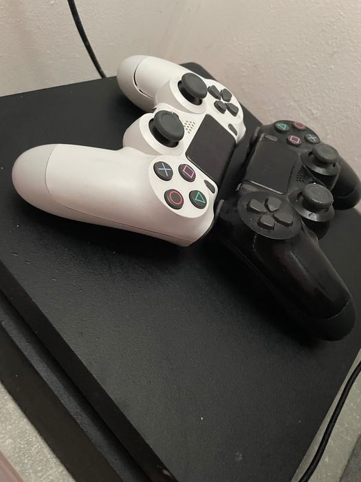Vând Ps4 slim 1TB. Cadou 2 controlere și 10 CD-uri cu jocuri