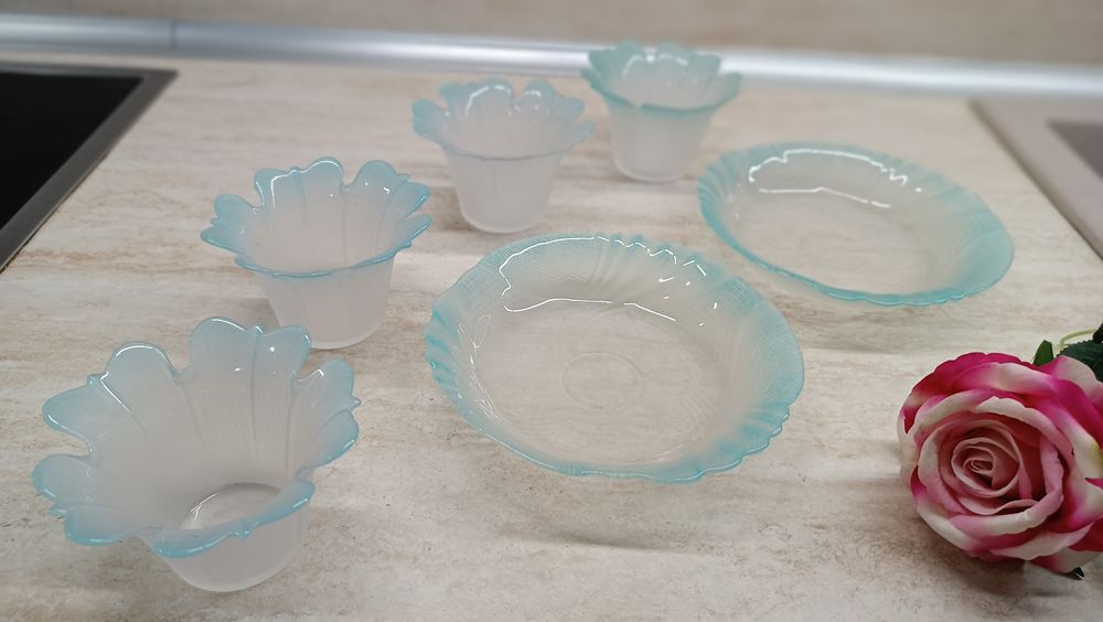 Десертен сервиз 4 купички ,2 чинийки муранско цветно стъкло