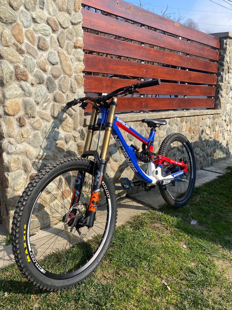 Vand bicicleta de downhill saracen myst